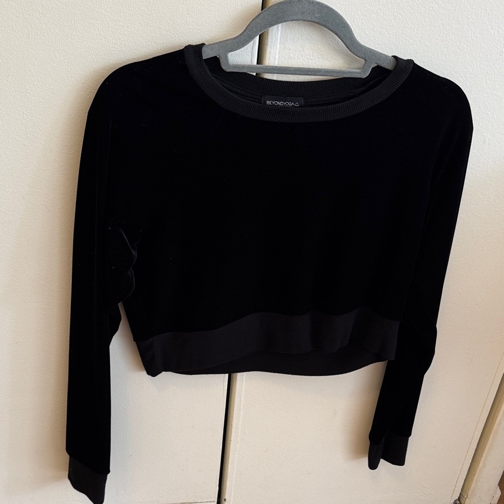 Beyond Yoga velvet Black Cropped Crewneck Sweatshirt